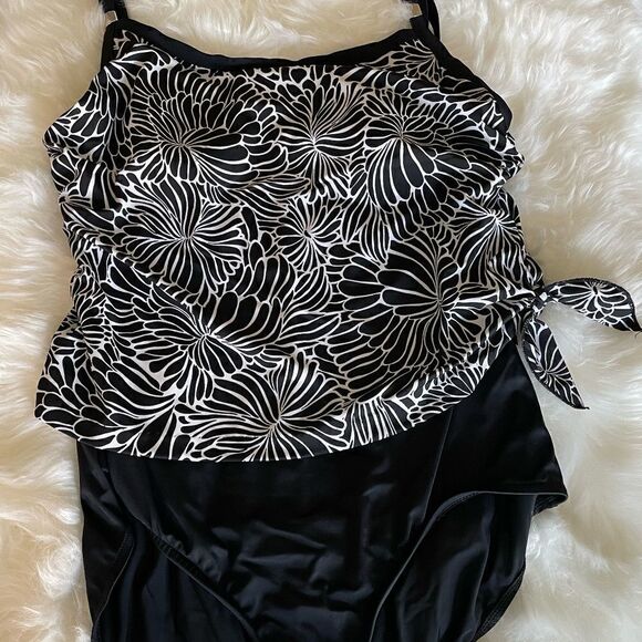 Black & White Flattering Fit Plus Size Swimsuit - Size 16 - Picture 2 of 8